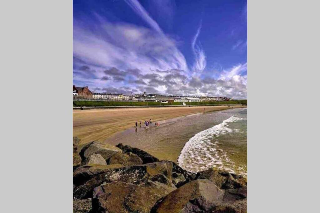 The Loft , Portrush Appartement Buitenkant foto